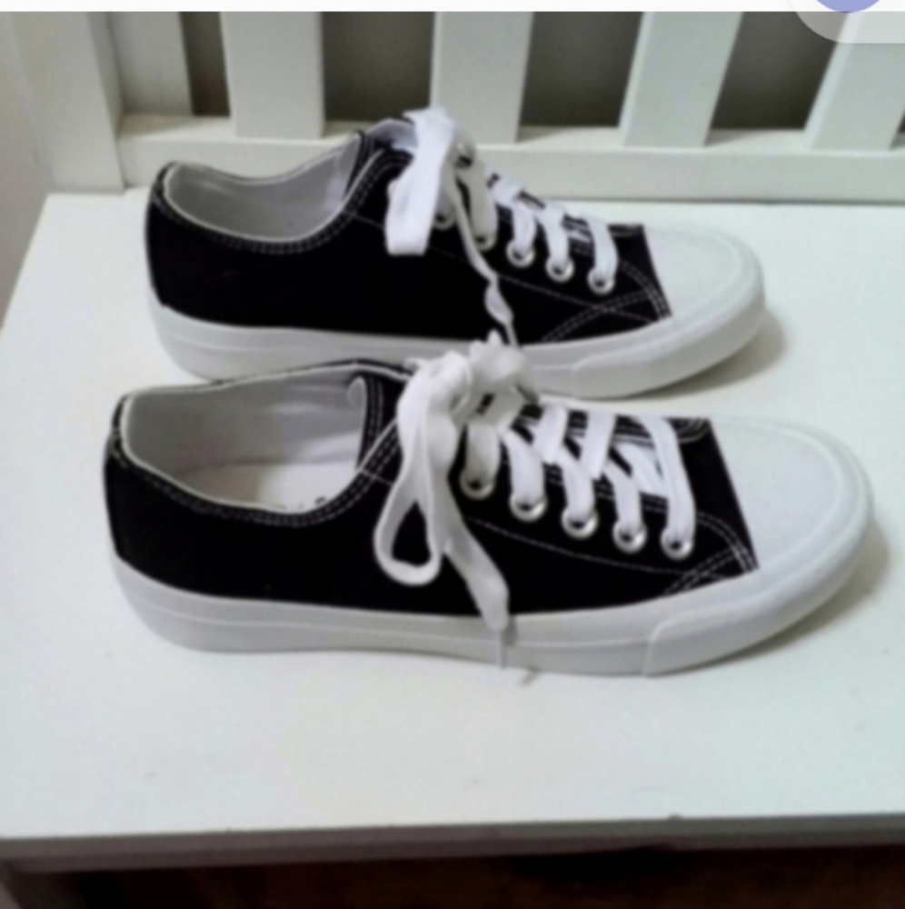 No Boundaries Classic Black and White Canvas Sneakers Women's 7 Like New Cond.